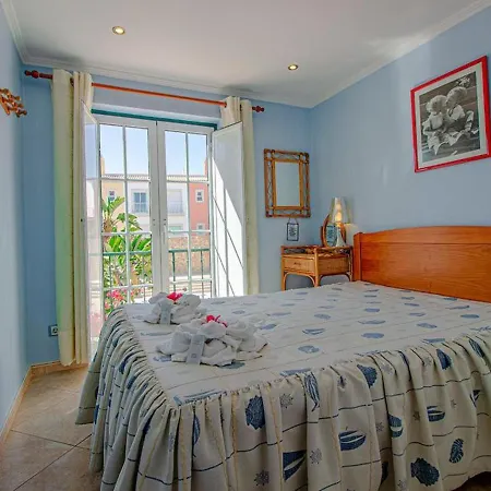 Stunning Two Bedroom In The Old Village Apartment *