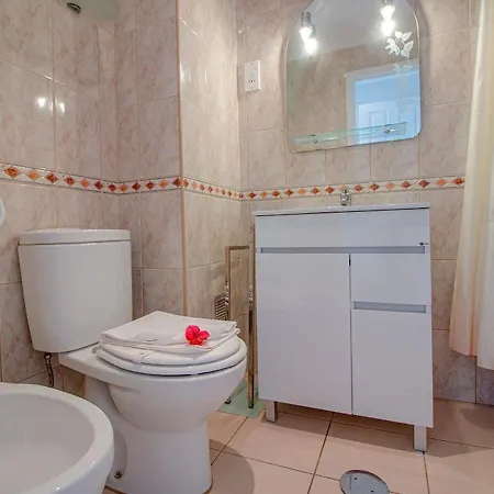 Stunning Two Bedroom In The Old Village Apartment *